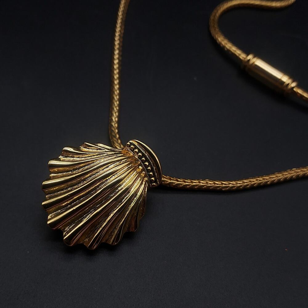 Gold Tone Sea Shell Pendant Necklace Esther Fuhrman Badge Eye Glass Holder